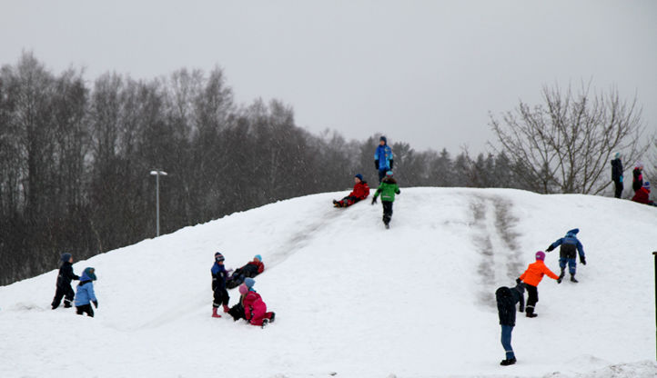 Barn som leker i snøen 6