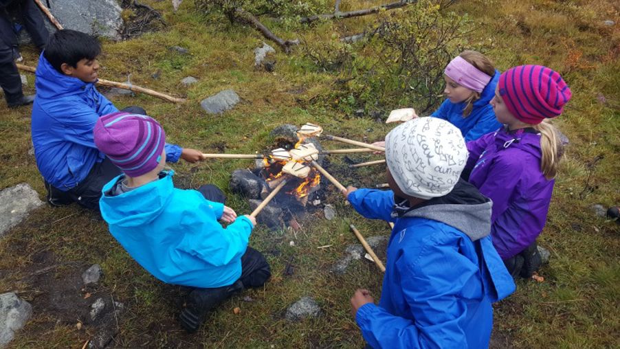 Elevene får grille brødskiver på bål når de er på tur.