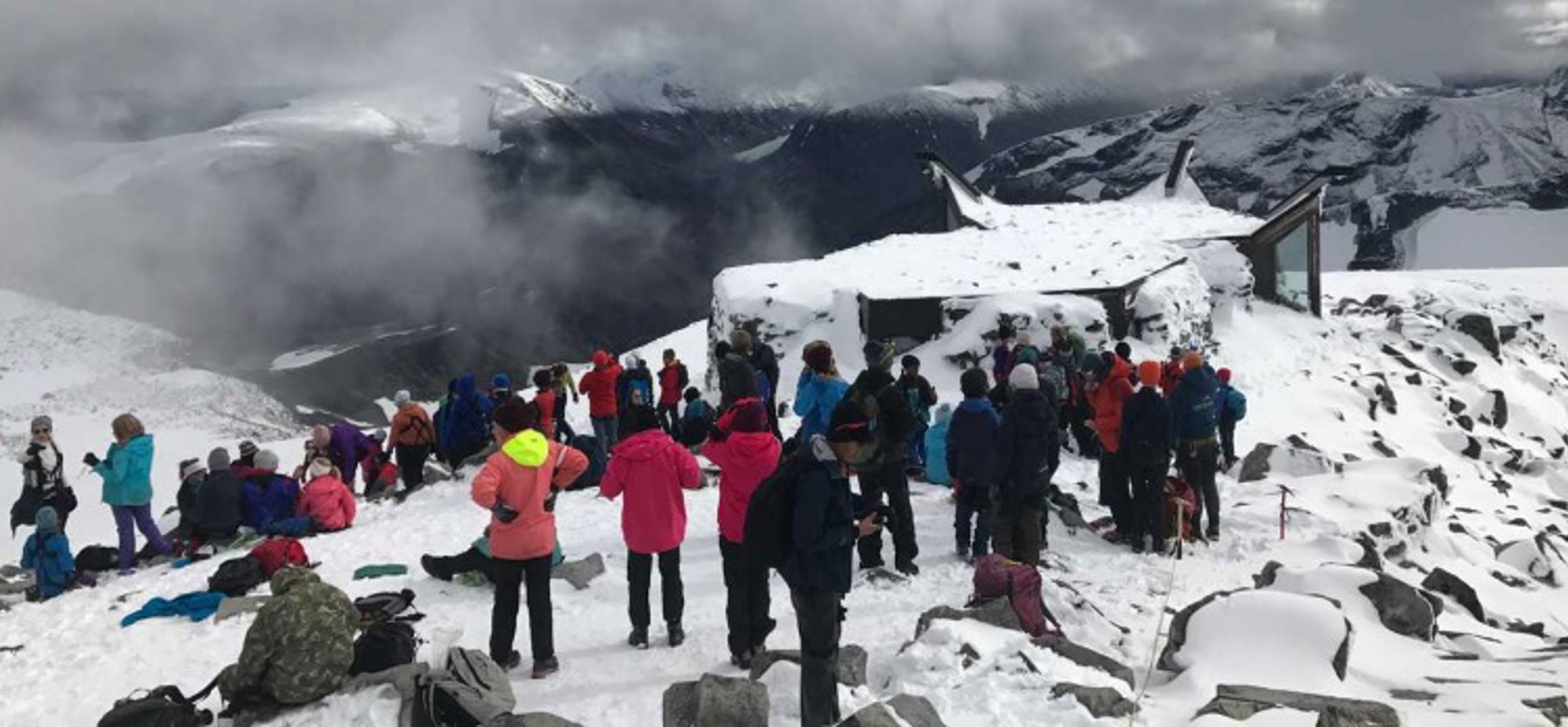 Elevene går til Norges høyeste fjell, Galdhøpiggen. Elevene går til Norges høyeste fjell, Galdhøpiggen.
