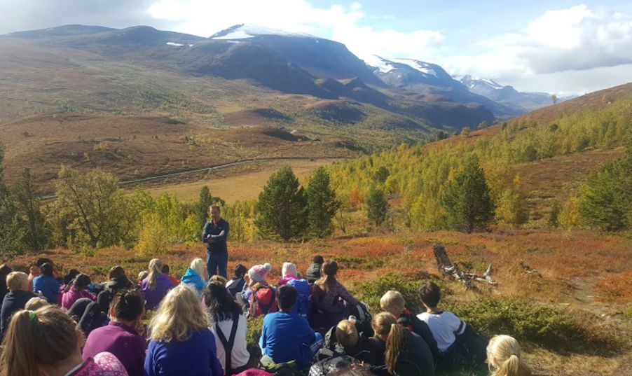 Leirskolelederne forteller mange spennende historier på tur.