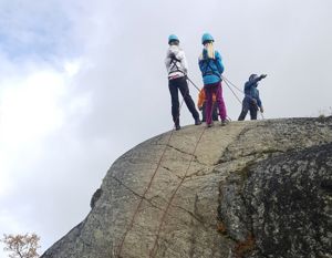 De som vil får prøve å rappellere ned to ulike fjellknauser.