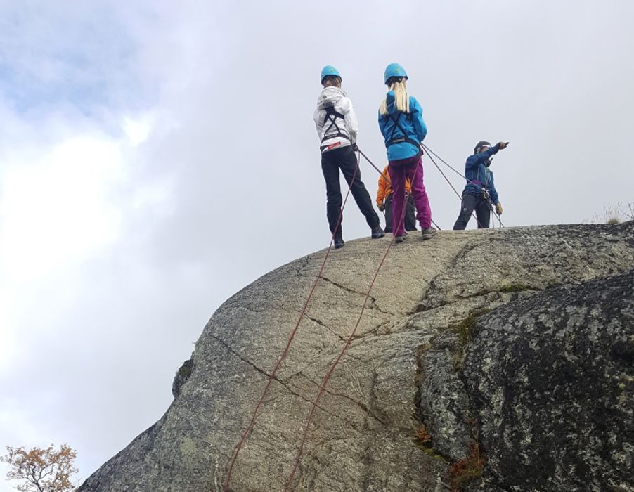 De som vil får prøve å rappellere ned to ulike fjellknauser.