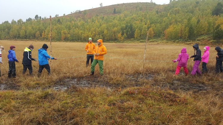 Den første dagen får alle også prøve tautrekking og stafett i myra.