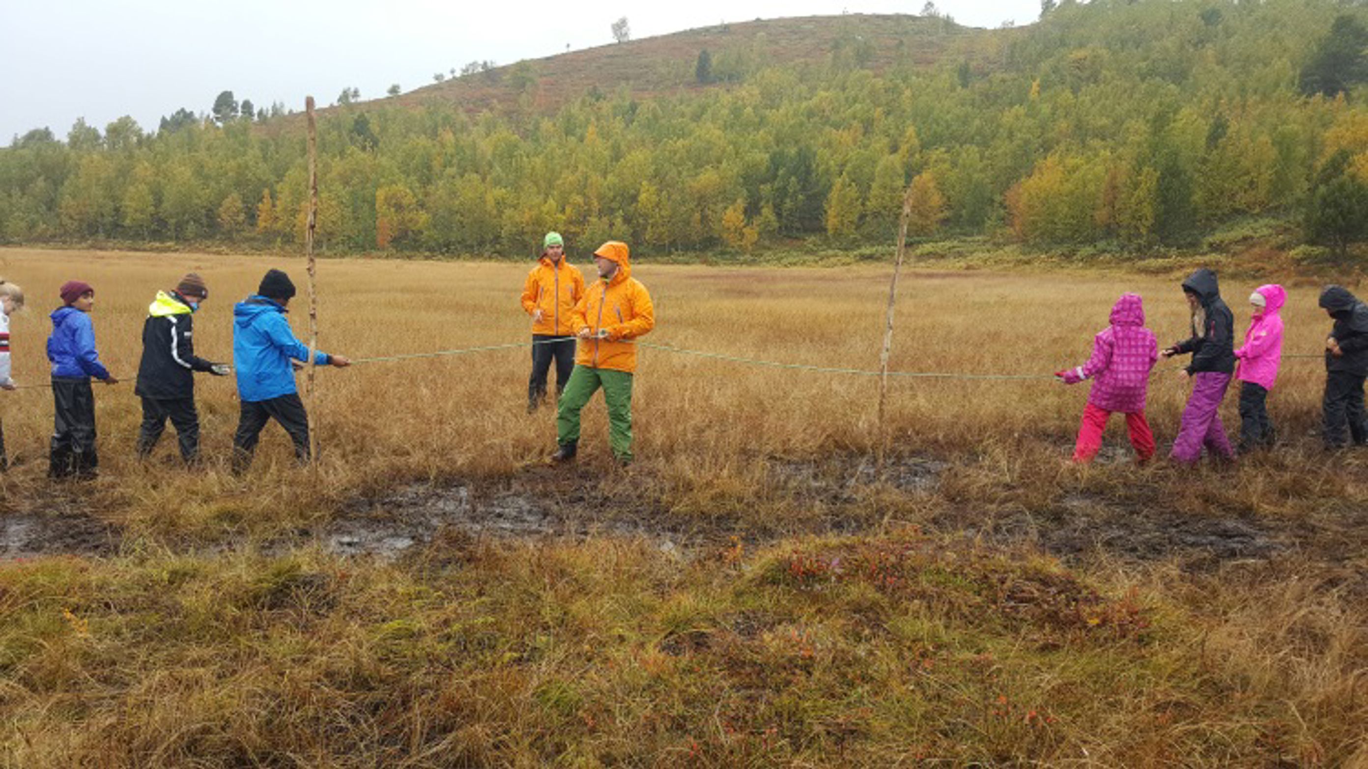 Den første dagen får alle også prøve tautrekking og stafett i myra. Den første dagen får alle også prøve tautrekking og stafett i myra.