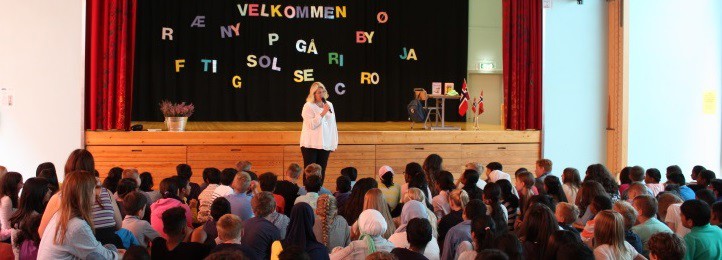 Elevene er samlet i gymsalen til fellessamling. Elevene er samlet i gymsalen til fellessamling.