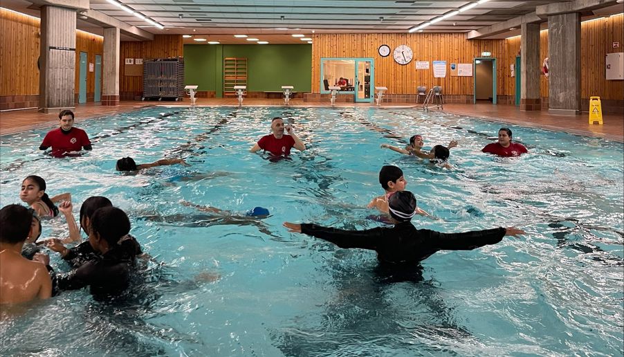 Foto: Thea Baik Rødvik En gruppe elever i et basseng