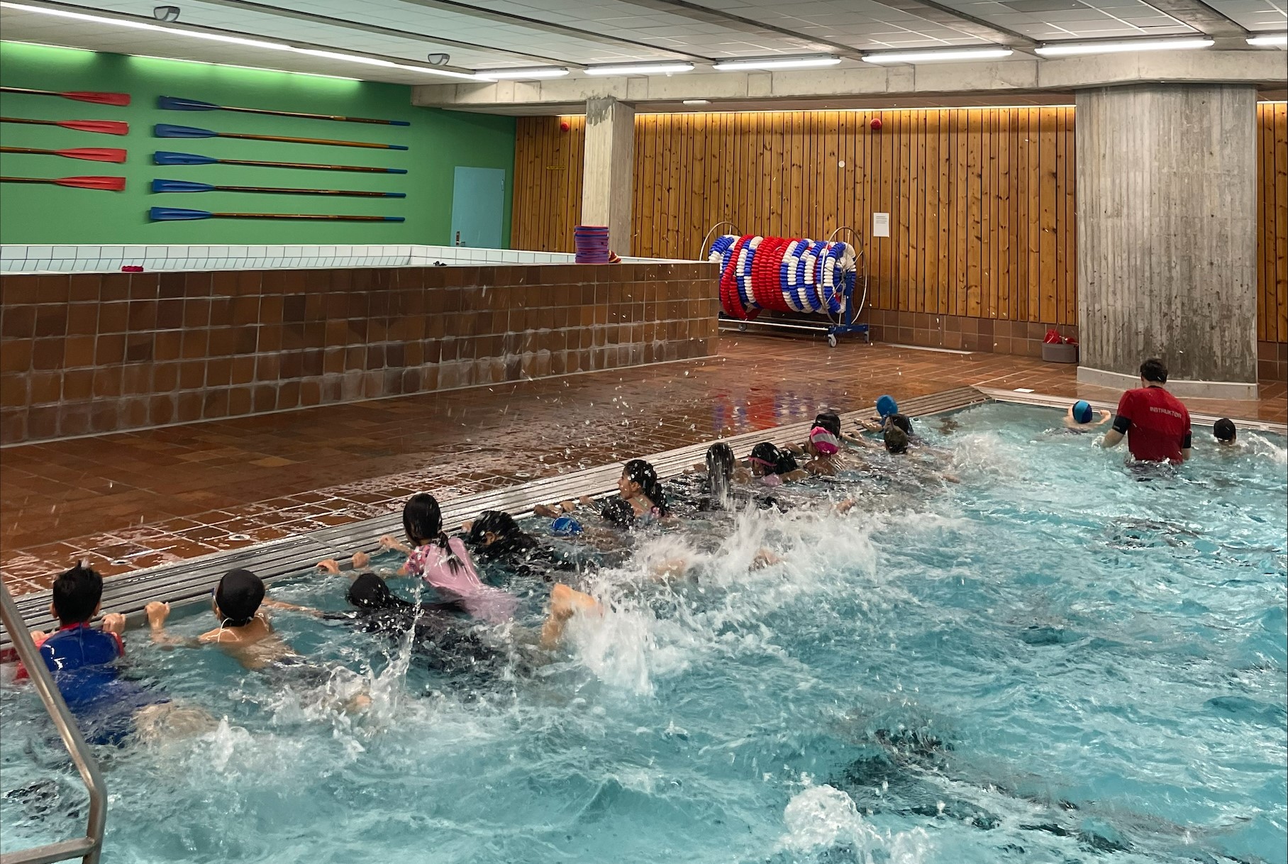 Thea Baik Rødvik En gruppe elever i et basseng