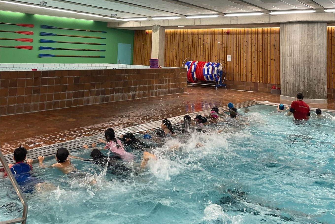 Foto: Thea Baik Rødvik En gruppe elever i et basseng