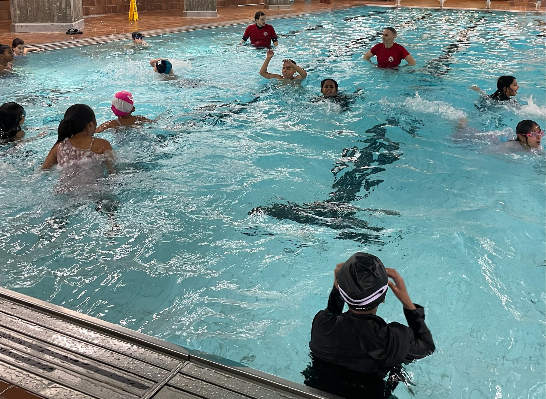 Thea Baik Rødvik En gruppe elever i et basseng