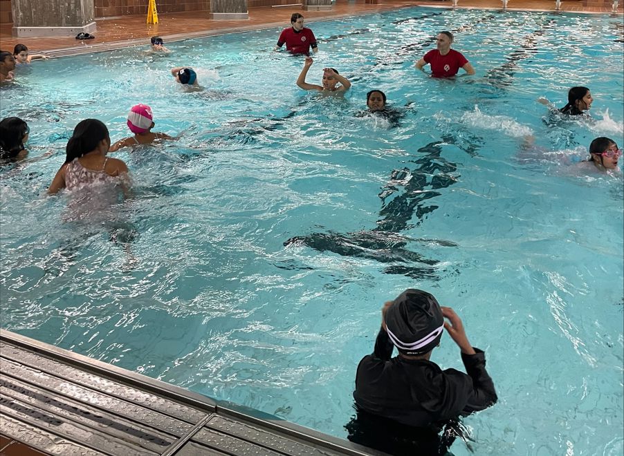 Foto: Thea Baik Rødvik En gruppe elever i et basseng