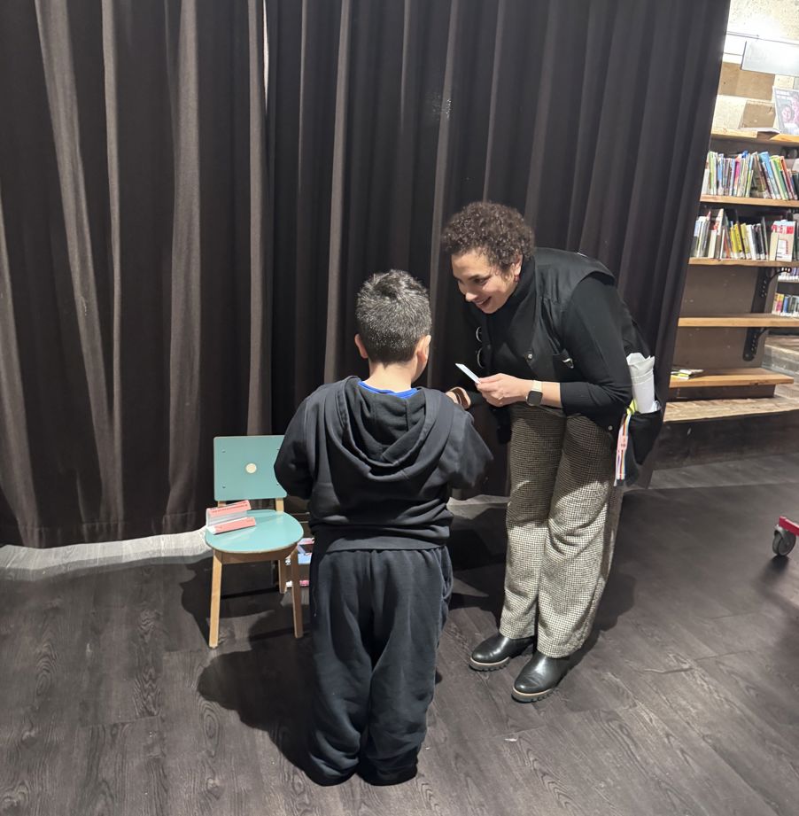 Foto: Lorena Duran Elevene fikk utdelt lånekort.