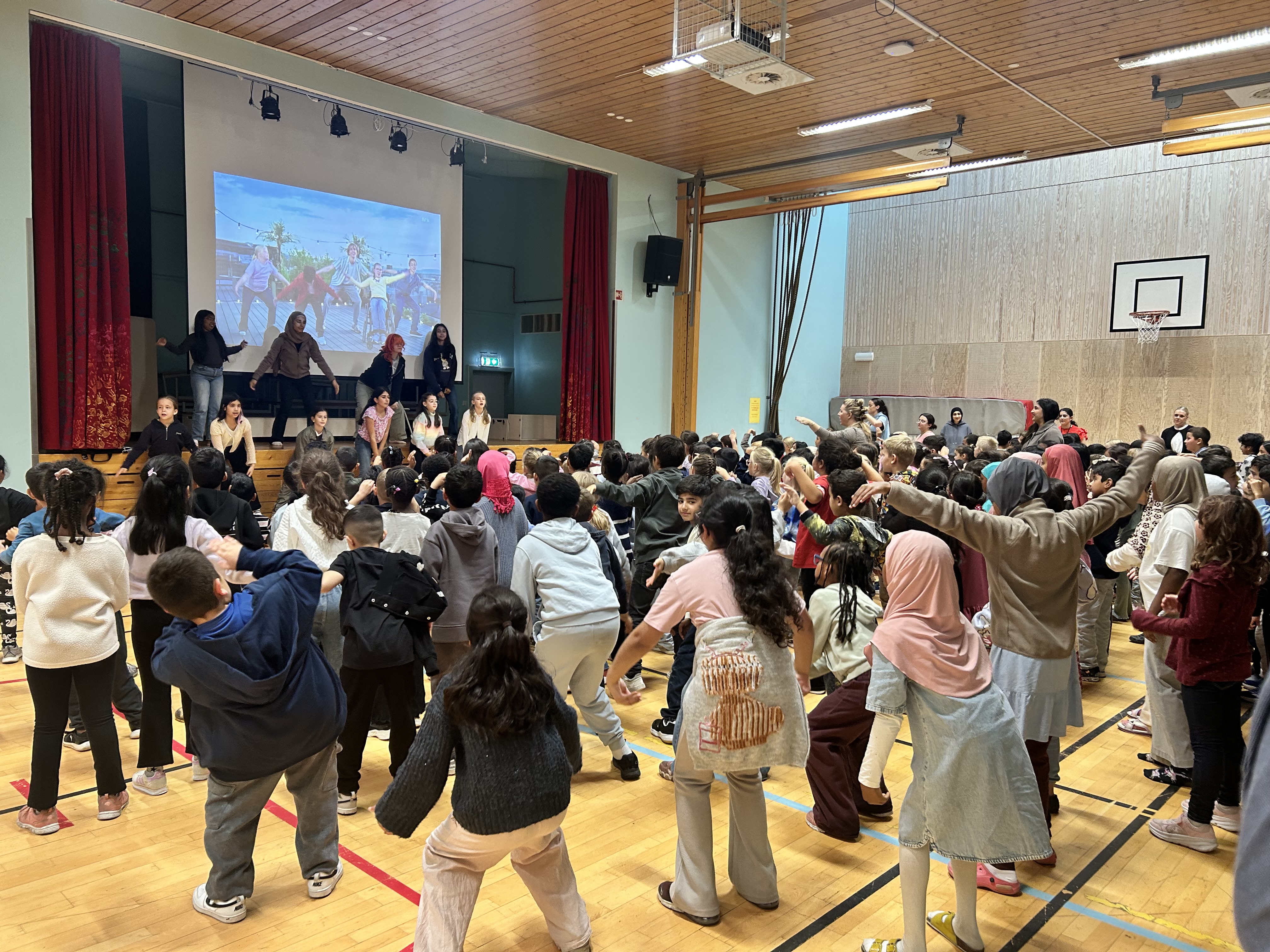 Elevene danser årets BlimE-dans i gymsalen