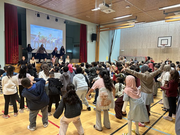 Foto: Linda Tessand Elevene danser årets BlimE-dans i gymsalen