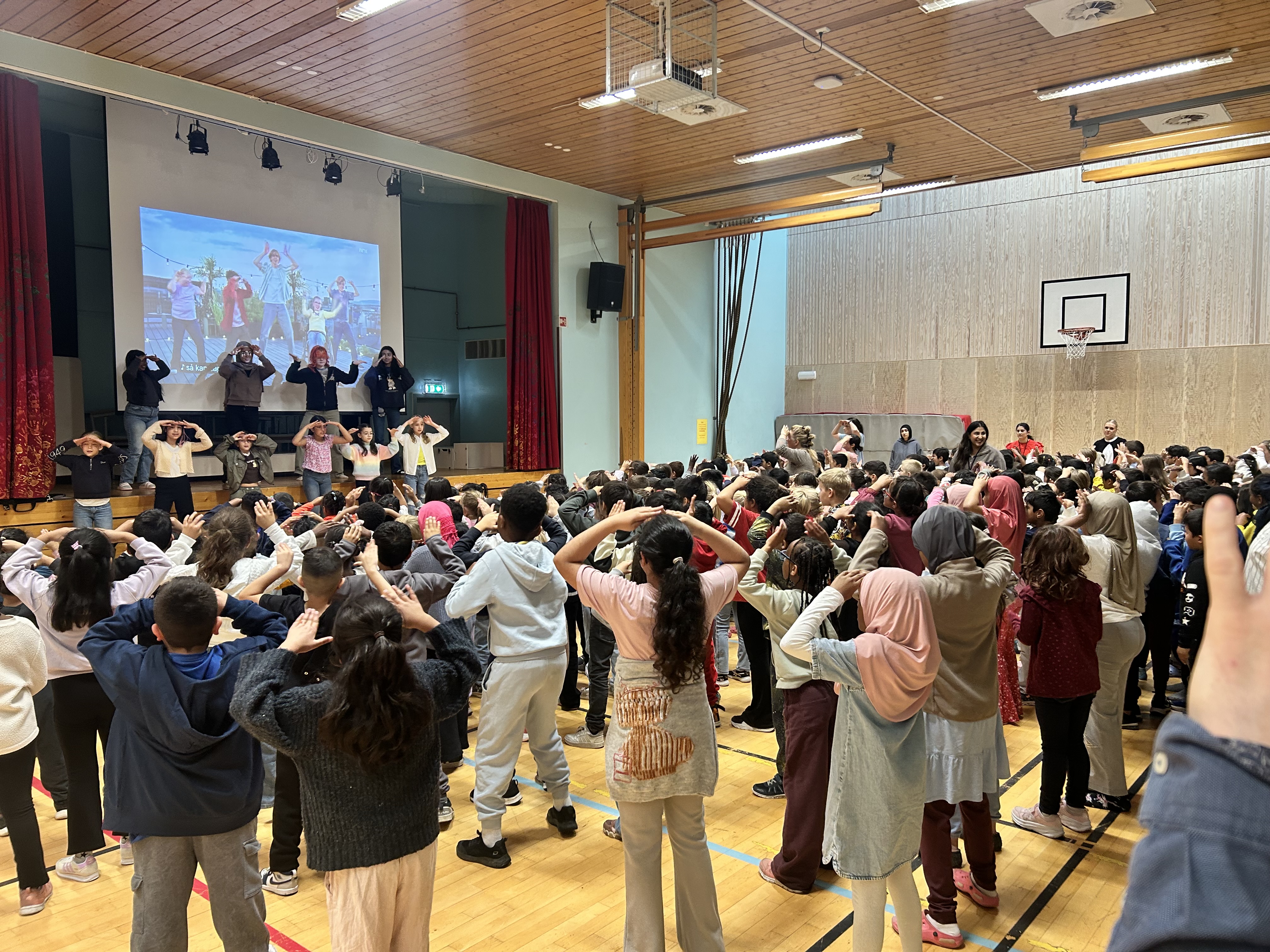Elevene danser årets BlimE-dans i gymsalen.