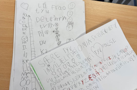 Elevene på første trinn etterlyser bokstavtyven med plakater og tegninger.