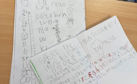 Foto: Første trinn, Stovner skole Elevene på første trinn etterlyser bokstavtyven med plakater og tegninger.