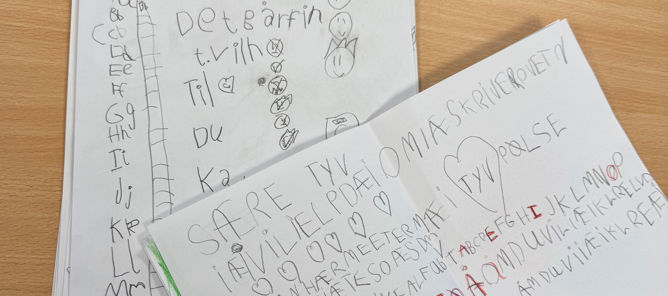 Foto: Første trinn, Stovner skole Elevene på første trinn etterlyser bokstavtyven med plakater og tegninger.