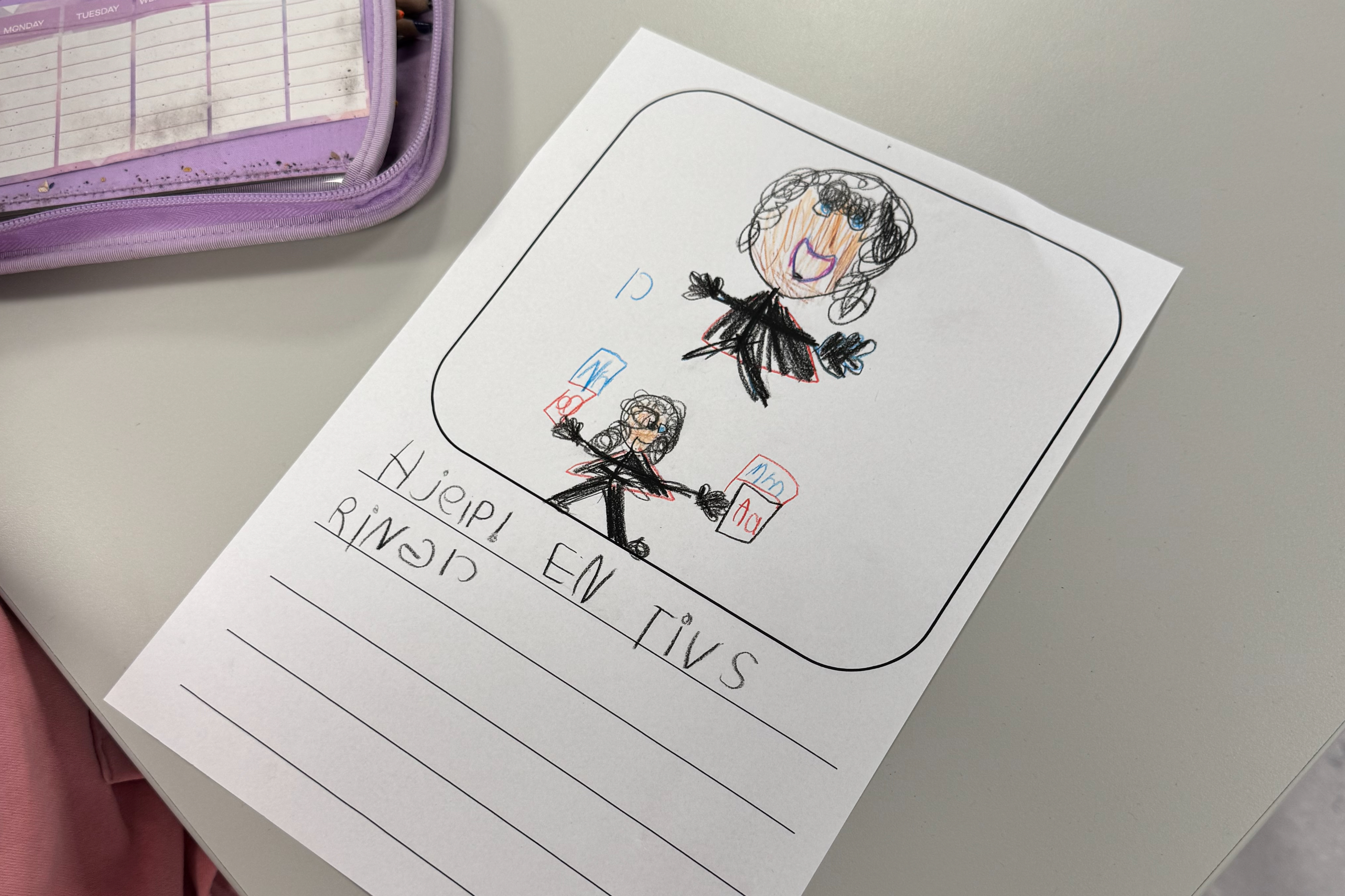 Elevene lager etterlysningsplakater.