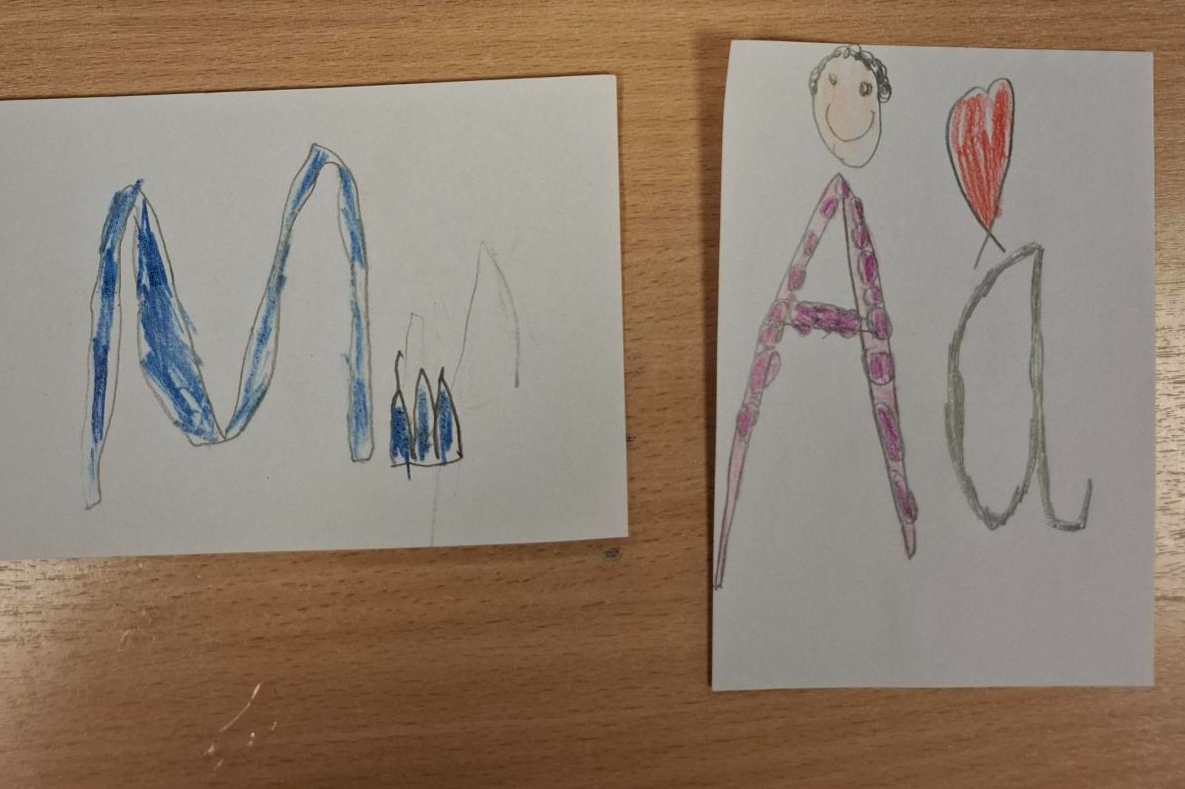 Førsteklassingene lager bokstaver for bokstavtyven.