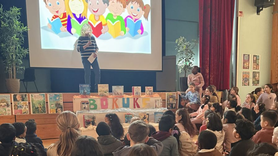 Assisterende rektor åpner bokuka