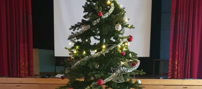 Foto: Rakel Ingolfsdottir Stovner skoles juletre