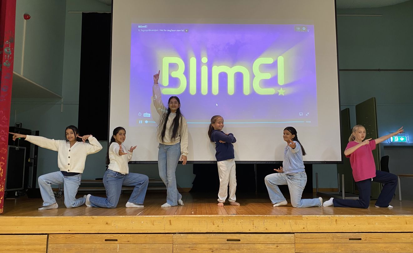 Foto: Kari Bjerke Spesiell takk til Hadia, Maria, Aisha, Zara, Sonja og Tiri som bidro på scenen!