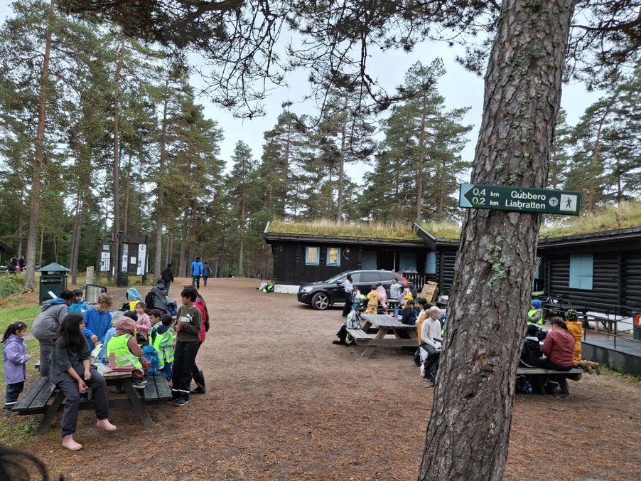 Foto: Ingeborg Elise Vorkinn Det er godt å ha en fadder som kan hjelpe til med regnvotter og matboks!