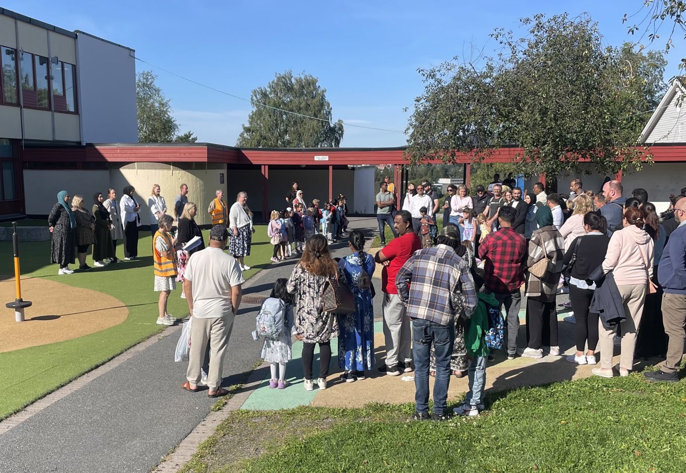 Foto: Stovner skole 1.klasse elever ropes opp første skoledag.