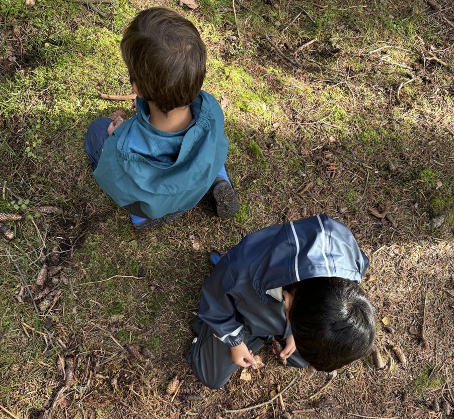 Et par elever som leker i gresset