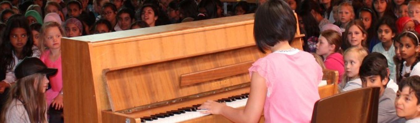 Jente i 4. klasse spiller piano