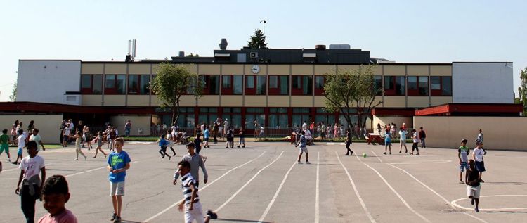 Elever leker i skolegården.