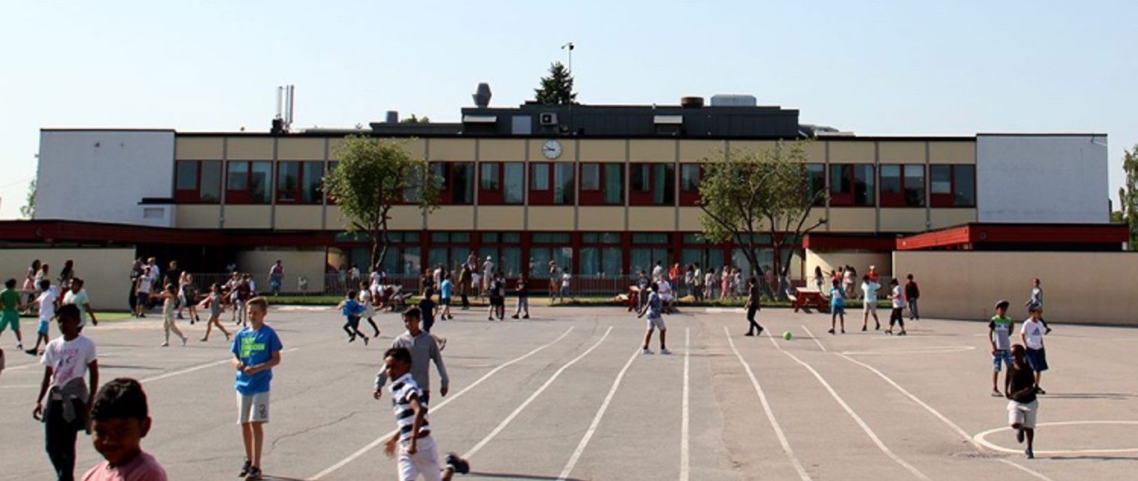 Elever leker i skolegården.