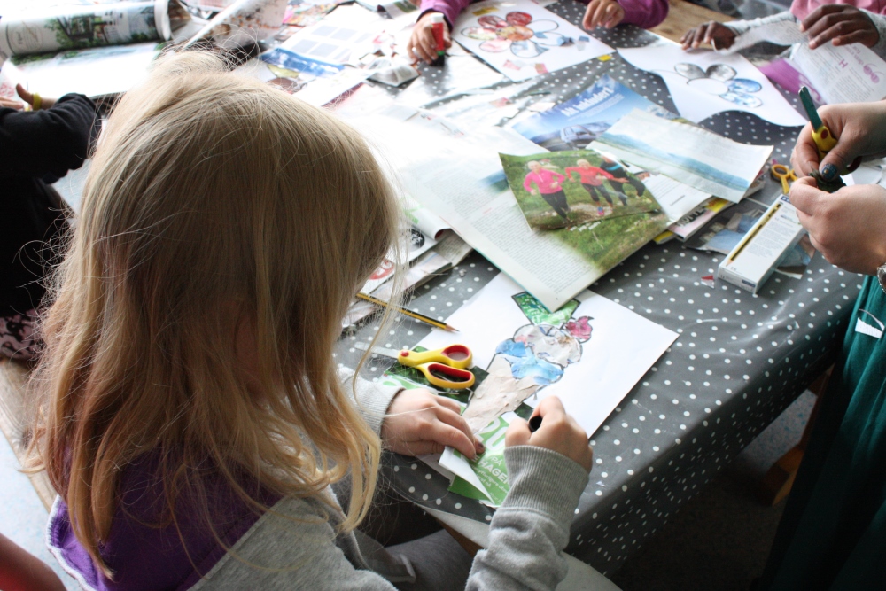 Elevene får tegne med pastellkritt