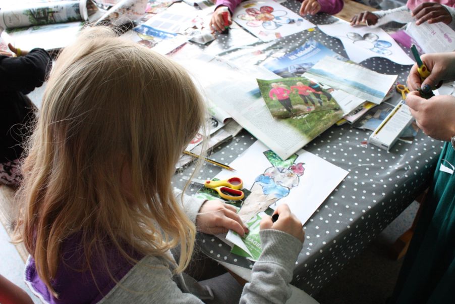 Elevene får tegne med pastellkritt