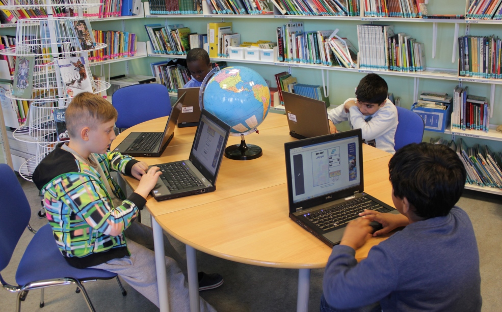 Mange deltar i quiz på læringssenteret