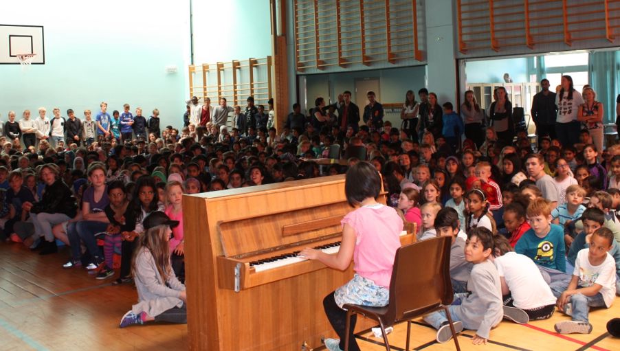 Under finalen av Idol-konkurransen ser hele skolen på de som opptrer