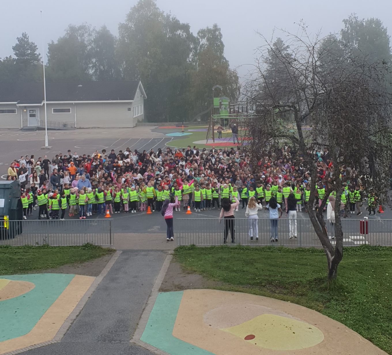 Elevene danser BlimE-dansen i skolegården